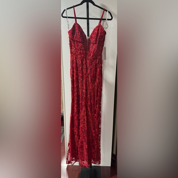 Embellished plunge neckline mermaid gown - Picture 5 of 9